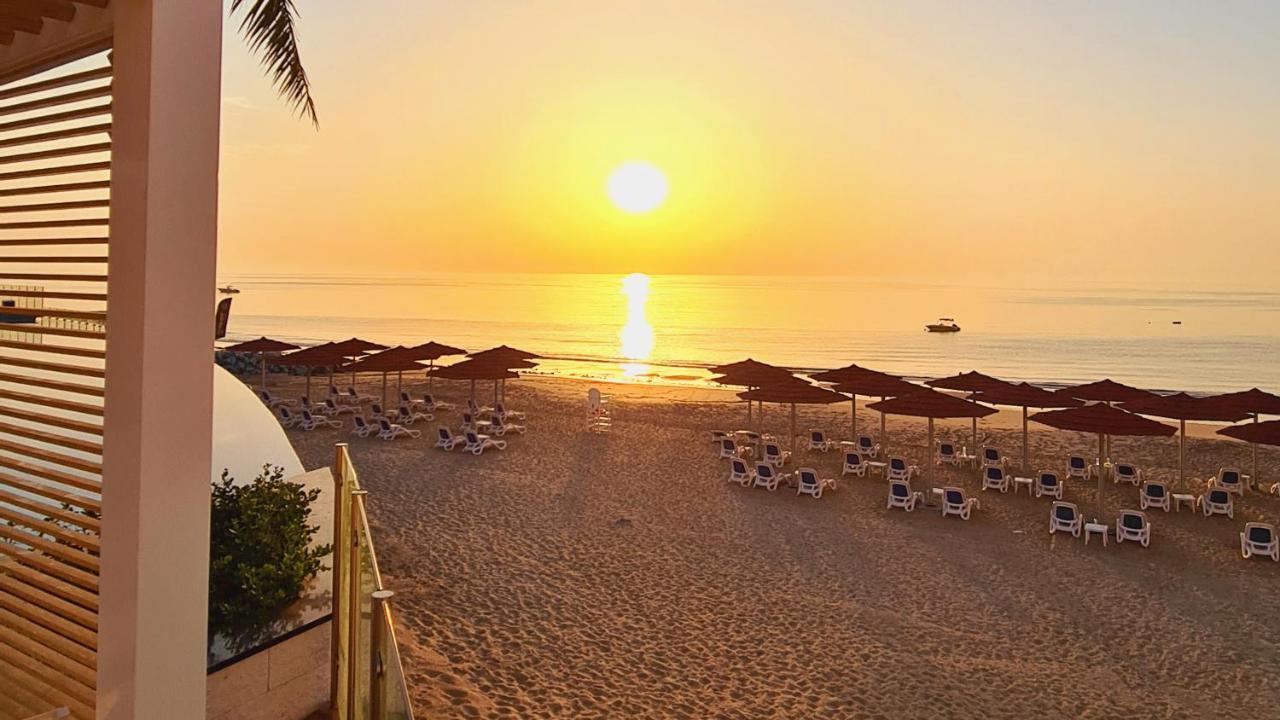 Royal M Al Aqah Beach Resort By Gewan Eksteriør billede Sunset at the beach