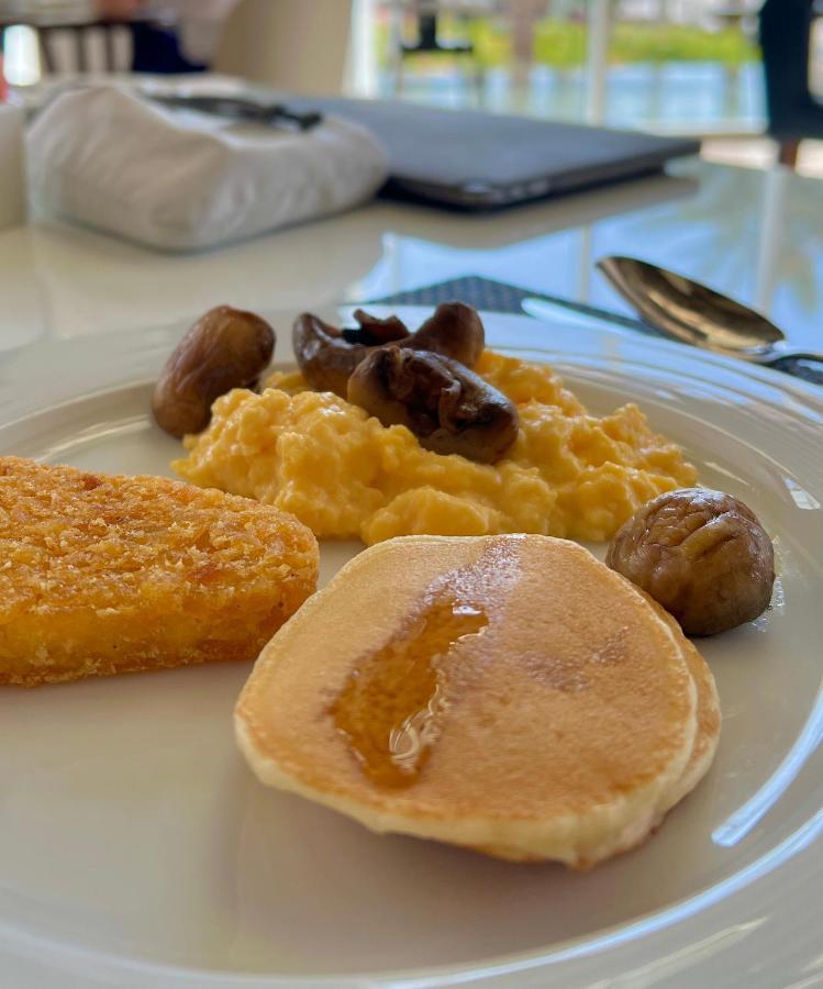 Royal M Al Aqah Beach Resort By Gewan Eksteriør billede A plate of scrambled eggs with mushrooms and a pancake