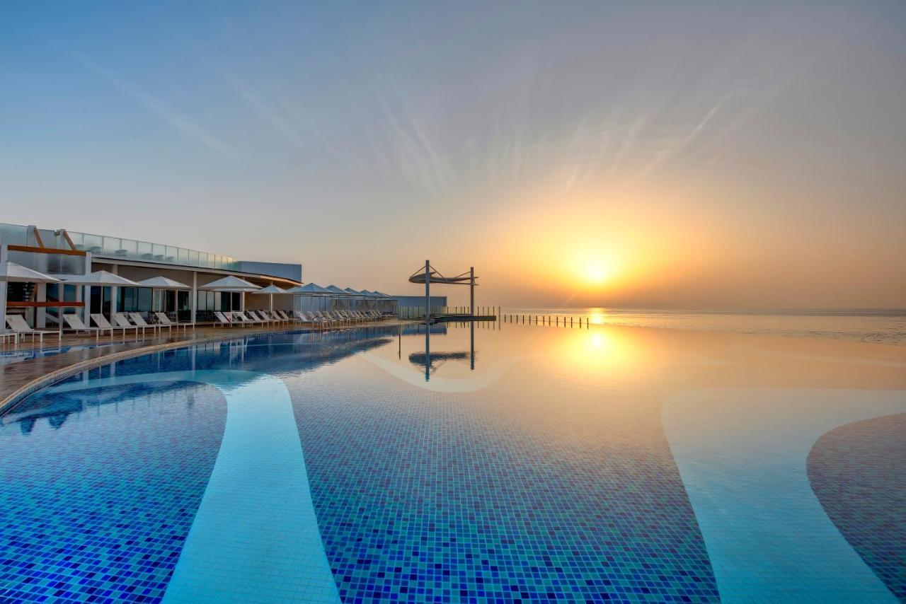 Royal M Al Aqah Beach Resort By Gewan Eksteriør billede Infinity pool at the Dead Sea